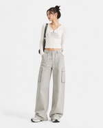ダメージ加工のゆったりとしたストレートレッグパンツ