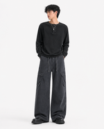 ダメージ加工のゆったりとしたストレートレッグパンツ