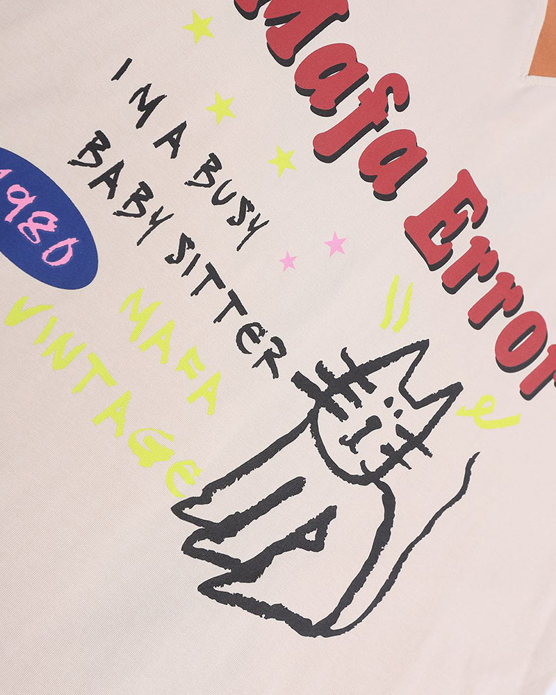 대조적인 색상의 새끼 고양이 반팔