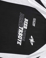 루즈한 반소매와 대비되는 레트로 패치워크