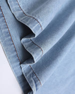 대조적인 컬러의 데님 반팔