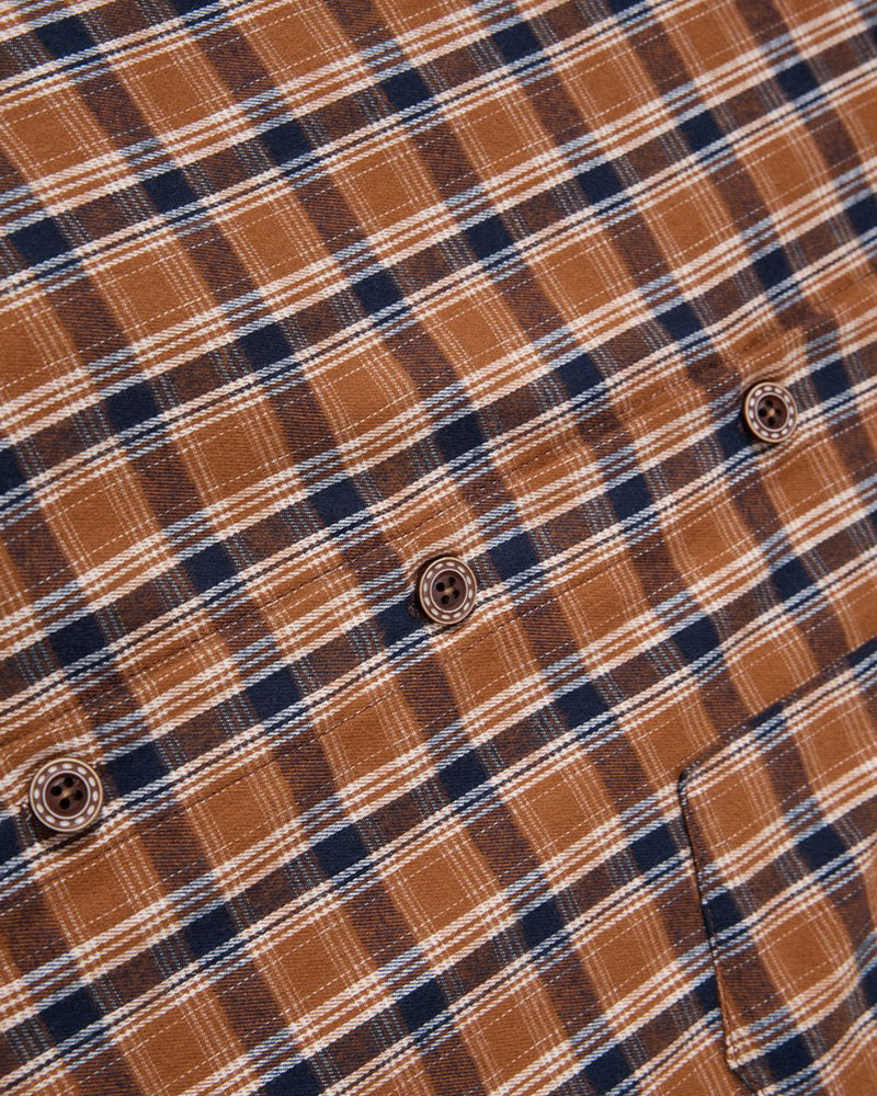 Simple and versatile long-sleeved shirt