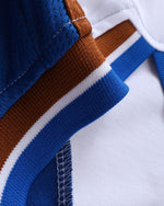 대비되는 색상의 느슨한 짧은 소매