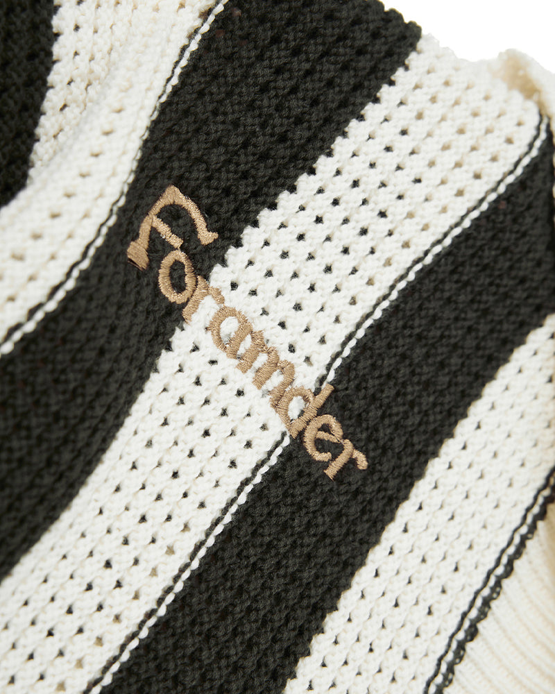 Simple and versatile collared sweater