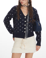 레이스 스카프와 넉넉한 핏의 니트 스웨터 (여성용)