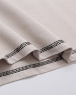 대조적인 컬러 레터링 짧은 소매