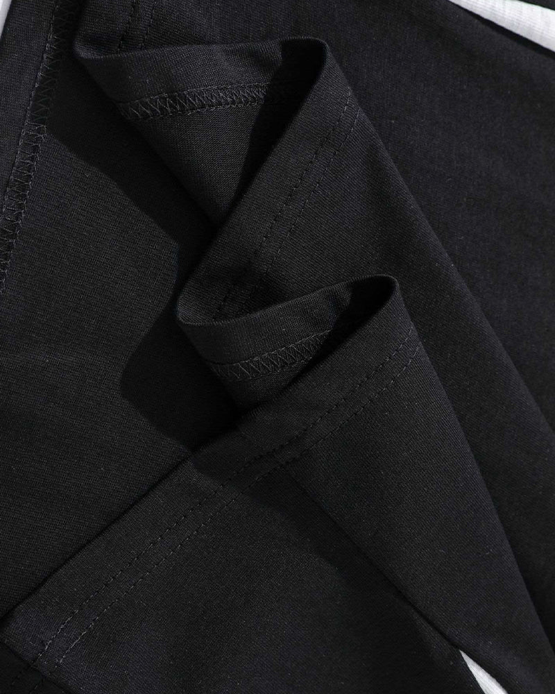 루즈한 반소매와 대비되는 레트로 패치워크