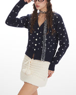 레이스 스카프와 넉넉한 핏의 니트 스웨터 (여성용)