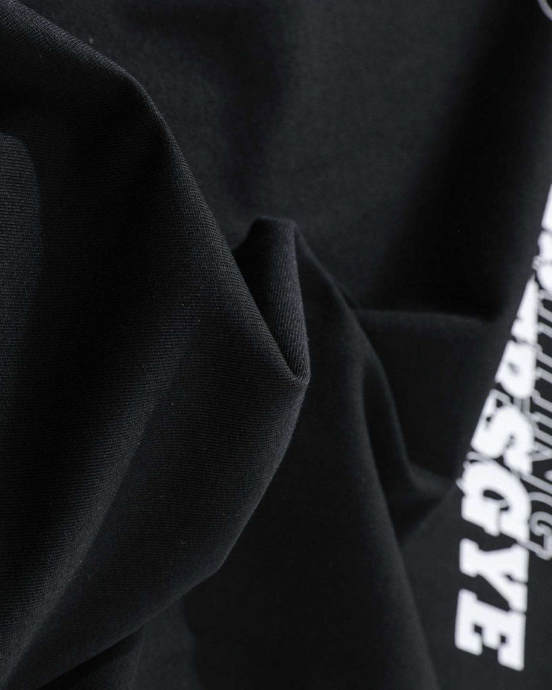 루즈한 반소매와 대비되는 레트로 패치워크