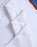 대비되는 색상의 느슨한 짧은 소매