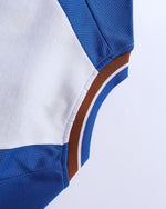 대비되는 색상의 심플한 반팔