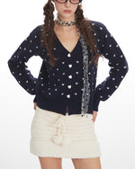 레이스 스카프와 넉넉한 핏의 니트 스웨터 (여성용)