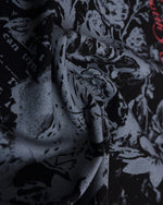 대비되는 색상의 꽃무늬 반팔