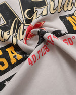 대조적인 컬러 레터링 짧은 소매