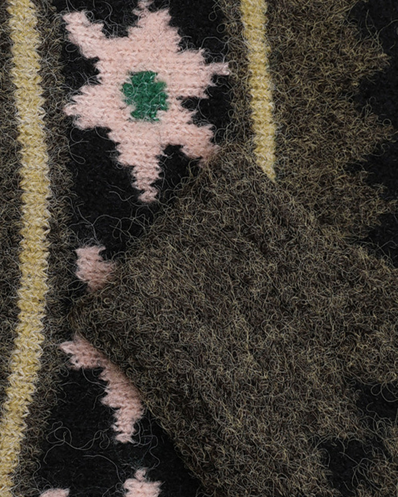 뿔 단추 자카드 스웨터