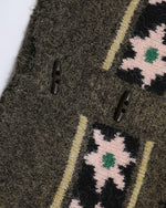 뿔 단추 자카드 스웨터