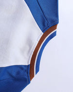 대비되는 색상의 느슨한 짧은 소매