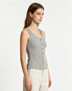 Simple and versatile sleeveless top (women's)