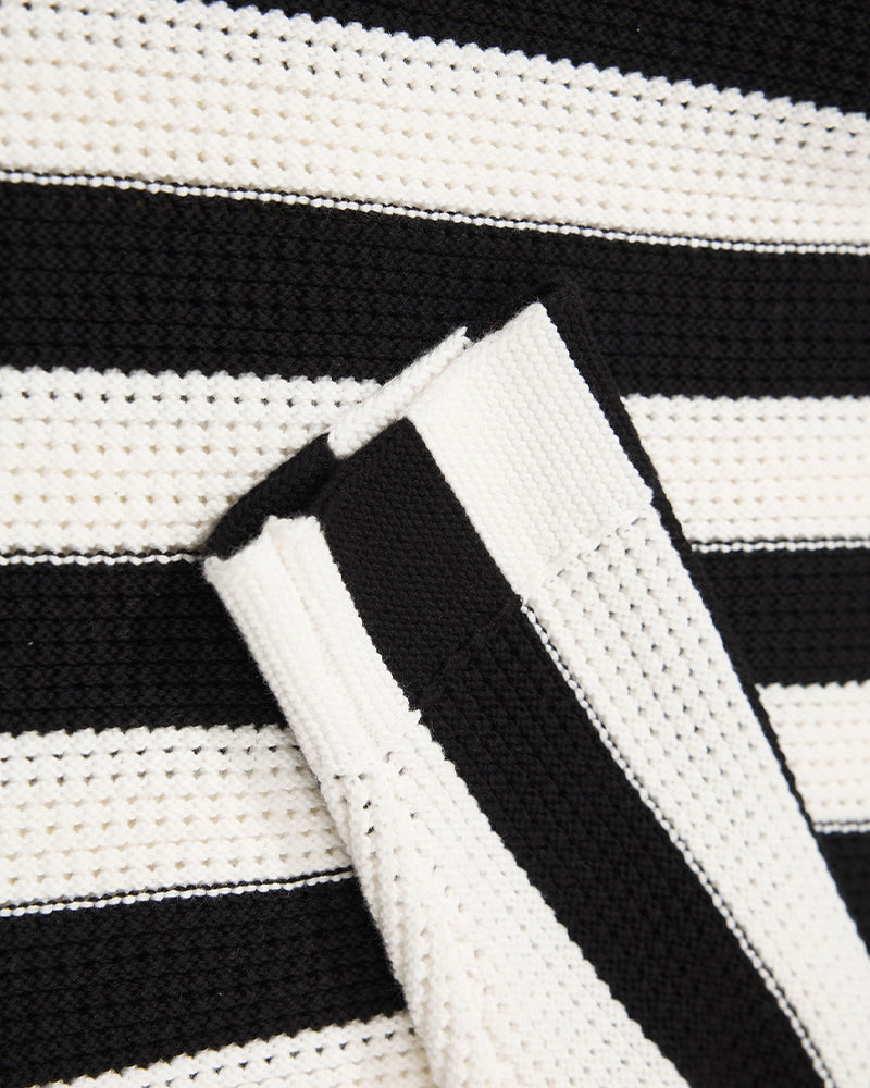 Simple and versatile collared sweater