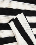 Simple and versatile collared sweater