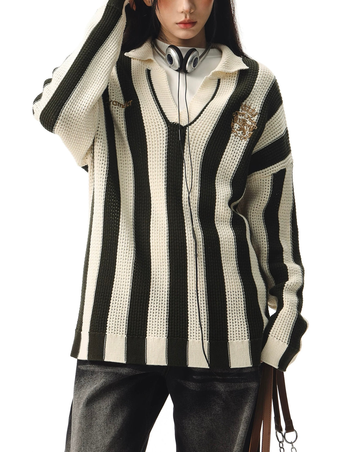 Simple and versatile collared sweater