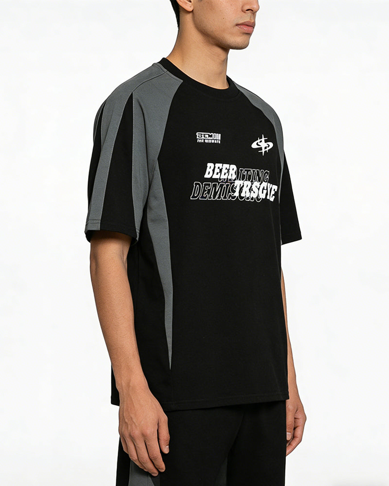 루즈한 반소매와 대비되는 레트로 패치워크