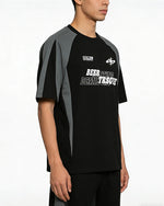 루즈한 반소매와 대비되는 레트로 패치워크