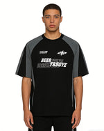 루즈한 반소매와 대비되는 레트로 패치워크