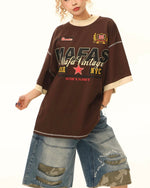 대조적인 컬러 레터링 짧은 소매