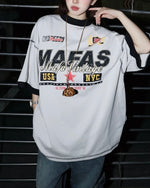 대조적인 컬러 레터링 짧은 소매