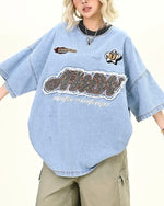 대조적인 컬러의 데님 반팔