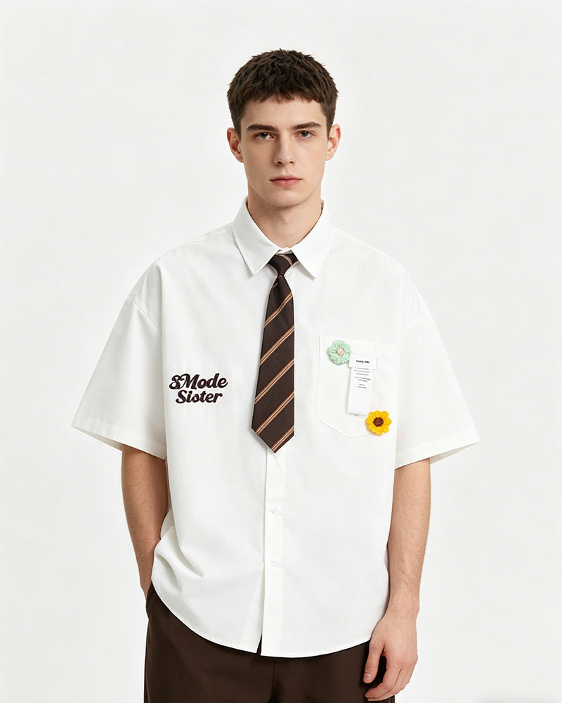 Short-sleeved shirt with small embroidered flowers