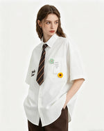 Short-sleeved shirt with small embroidered flowers