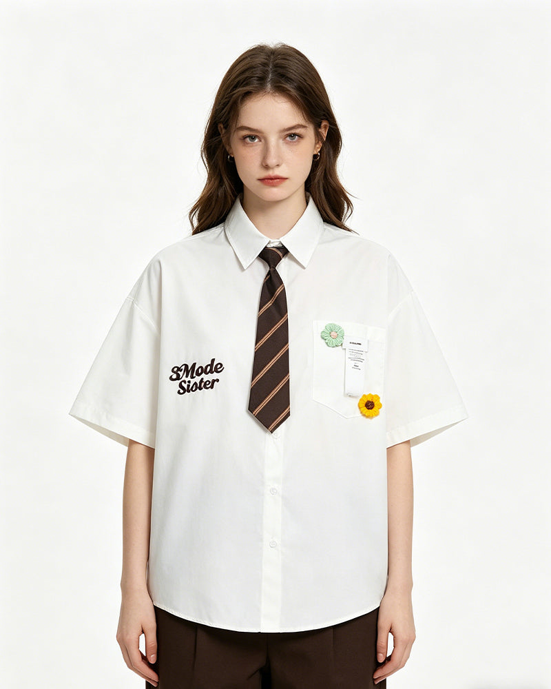 Short-sleeved shirt with small embroidered flowers