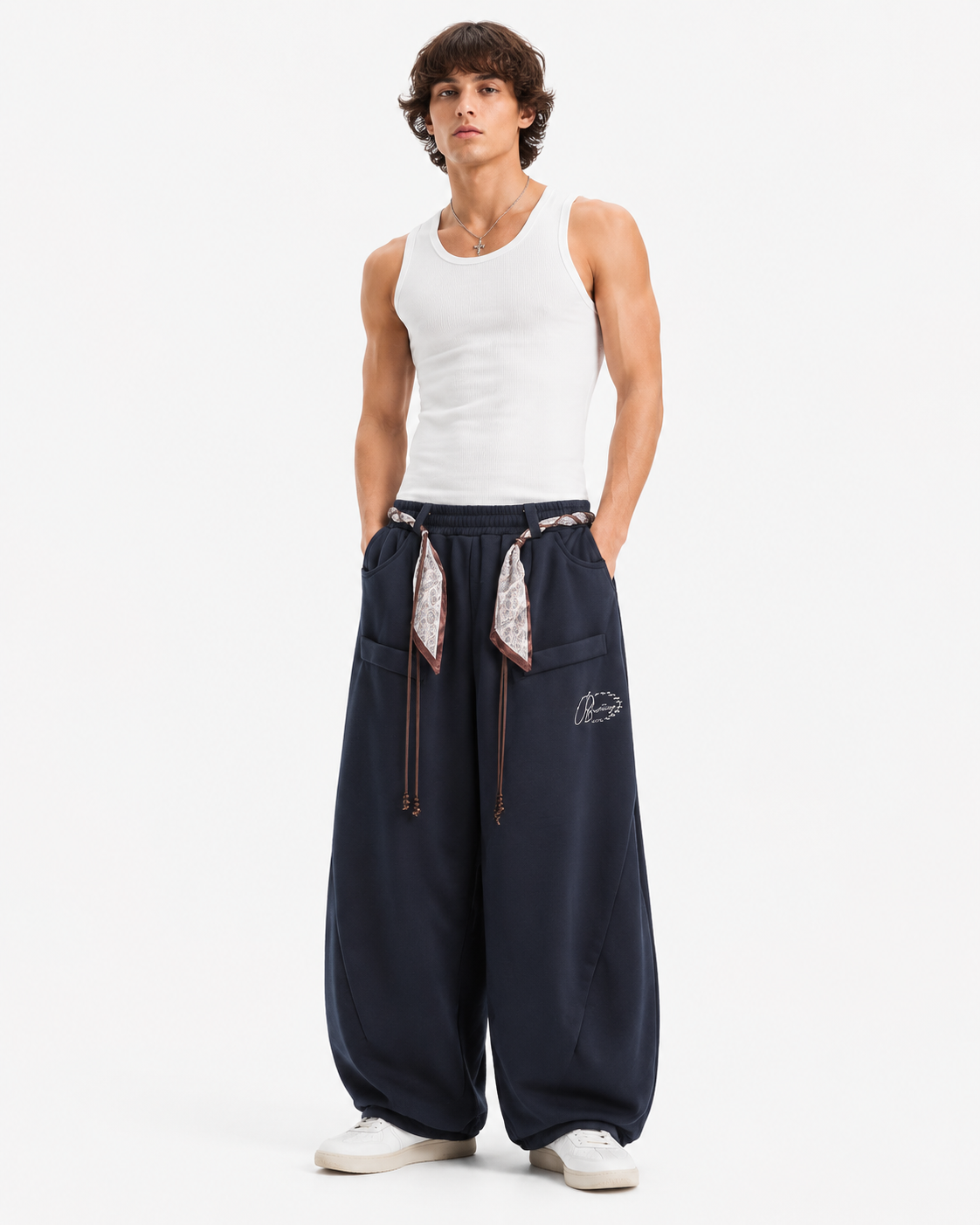 シルクスカーフ、カジュアルスウェットパンツ