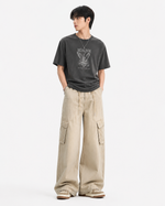 ダメージ加工のゆったりとしたストレートレッグパンツ