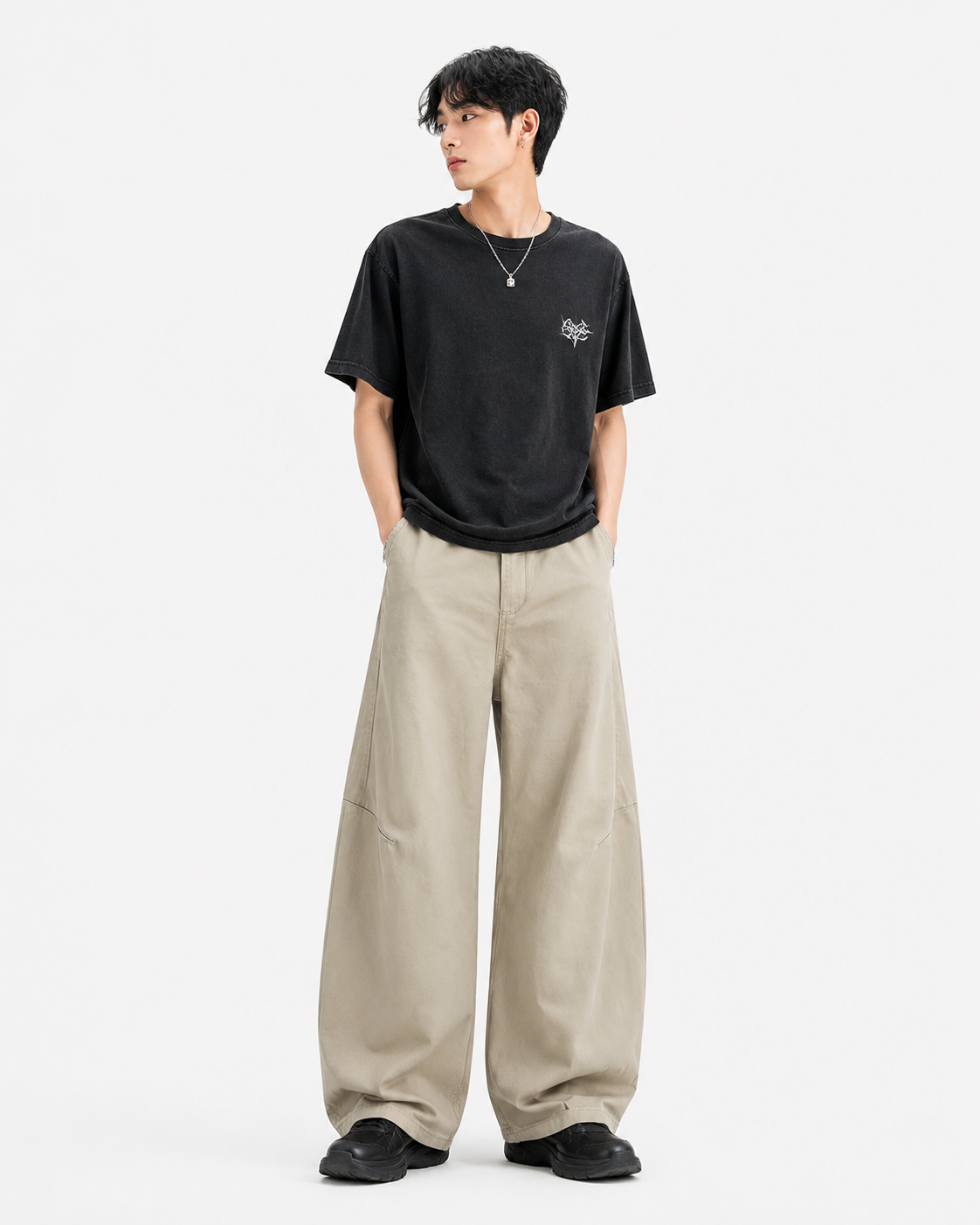 ダメージ加工を施した無地のワイドレッグパンツ
