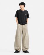 ダメージ加工を施した無地のワイドレッグパンツ