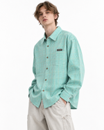 シンプルなチェック柄の長袖シャツ