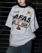 대조적인 컬러 레터링 짧은 소매