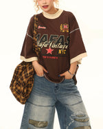 대조적인 컬러 레터링 짧은 소매