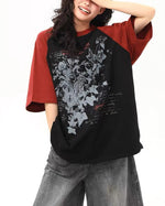 대비되는 색상의 꽃무늬 반팔